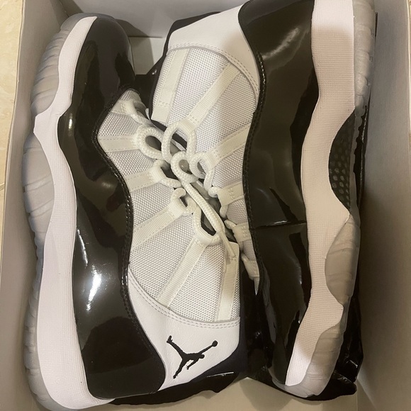 Jordan 11 Retro in White and Black - Picture 1 of 4